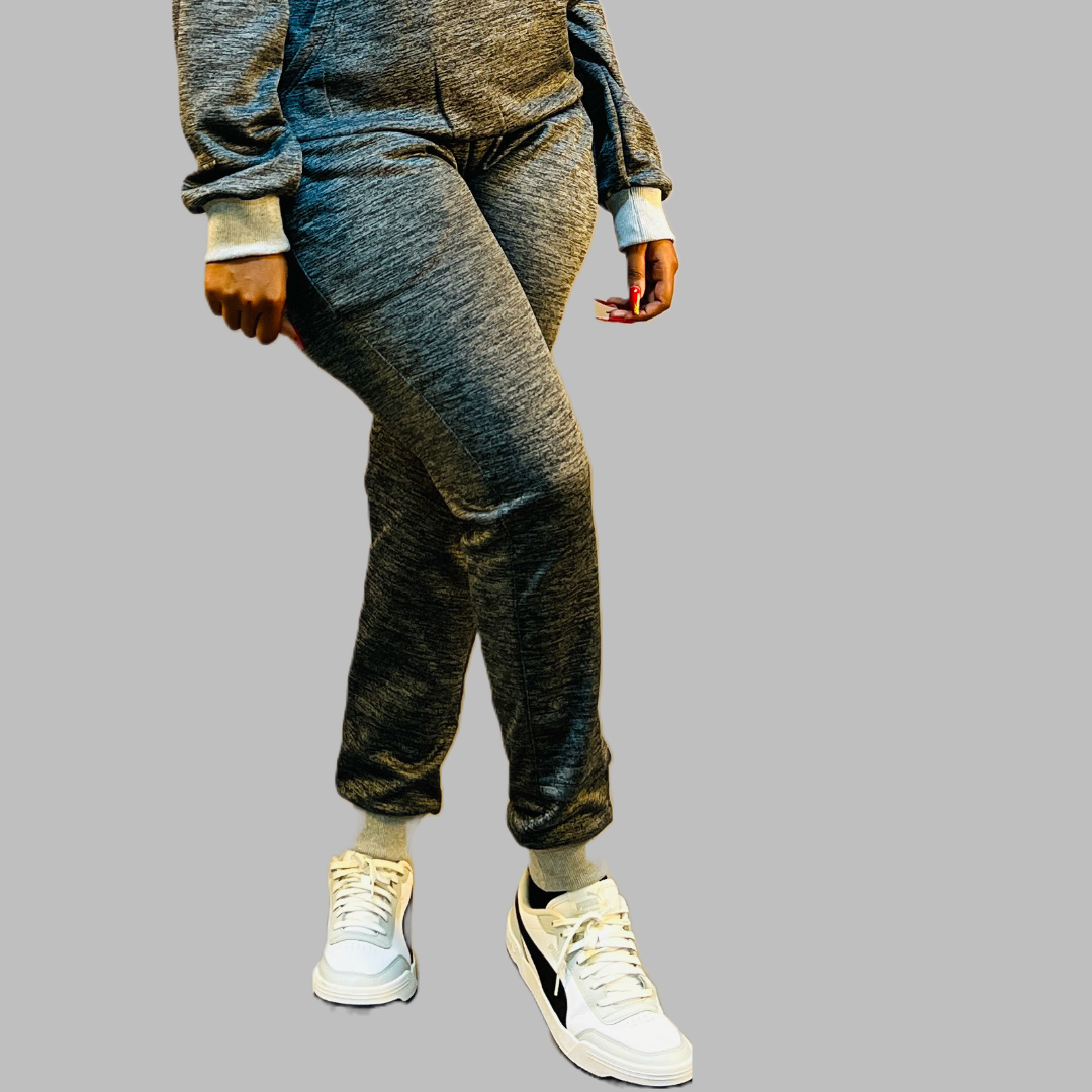 The image displays the soft and luxurious Tech Fleece fabric and the relaxed fit of the sweatpants